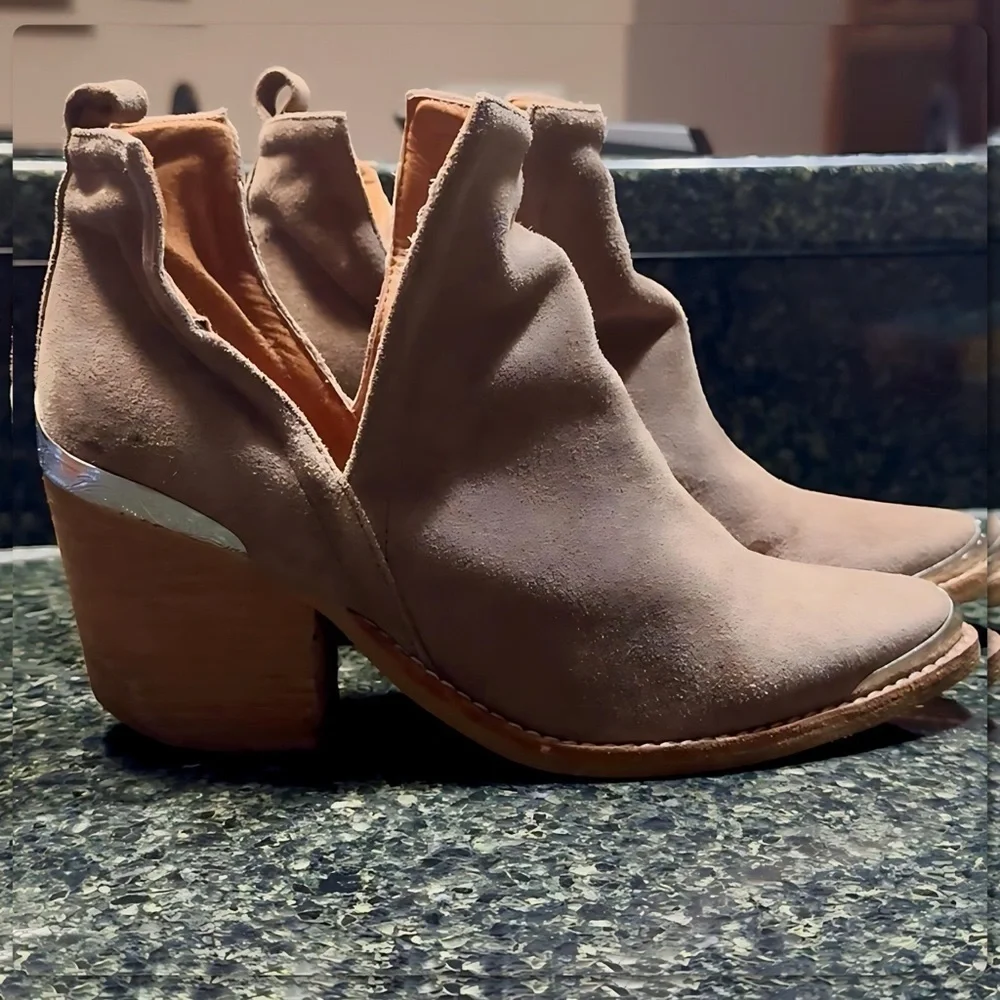 JEFFREY CAMPBELL CROMWELL SLIT TAUPE BOOTIES 7.5